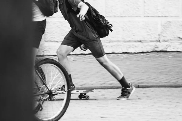 Teen v kraťasech jezdí na skateboardu. Černá a bílá — Stock fotografie