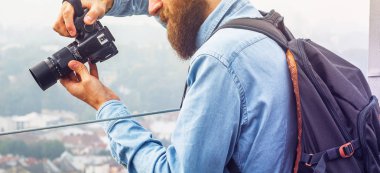 Gezgin Genç Adam Fotoğrafları Çekiyor