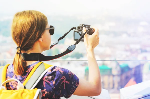 Touristin fotografiert Sehenswürdigkeiten — Stockfoto