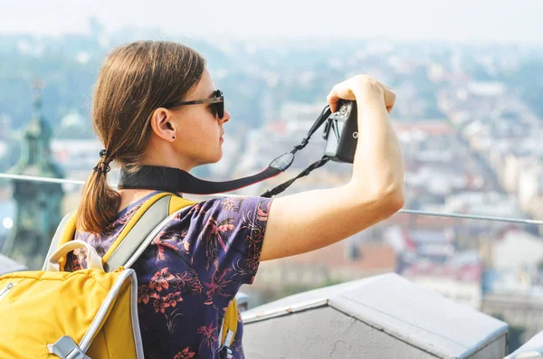 Jonge meisje toerist neemt foto 's van bezienswaardigheden — Stockfoto