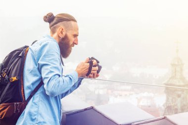 Gezgin Genç Adam Fotoğrafları Çekiyor