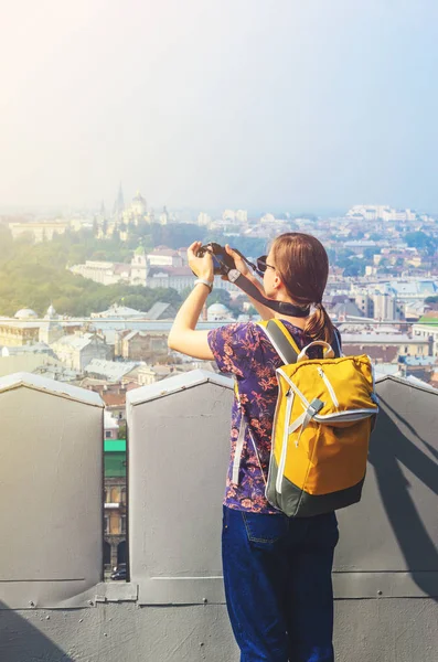 Ung flicka turist tar bilder av sevärdheter — Stockfoto