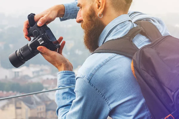 Reisender junger Mann fotografiert Attraktionen — Stockfoto