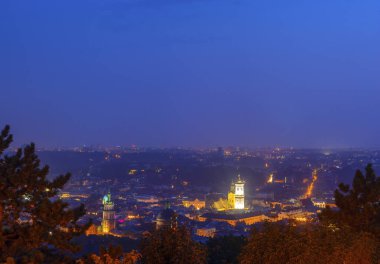 Lviv, Ukrayna Belediye Binasında Akşam Manzarası