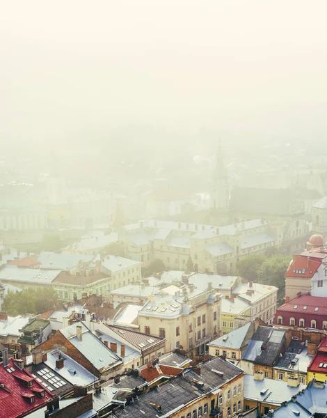 Lwów, Ukraina - Panorama Starego Miasta w Mist — Zdjęcie stockowe