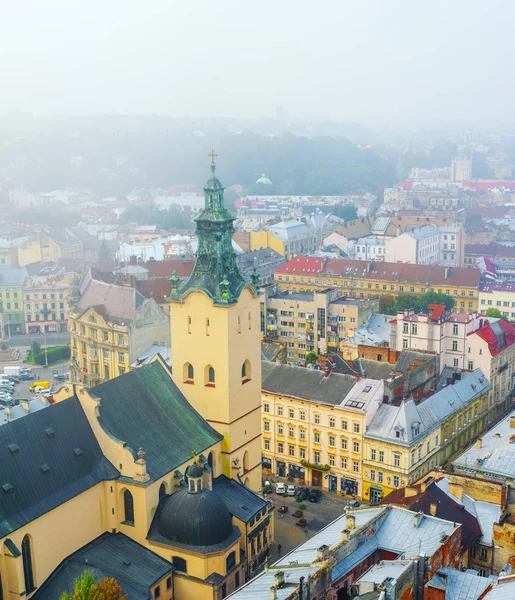 Lwów, Ukraina - Panorama Starego Miasta w Mist — Zdjęcie stockowe