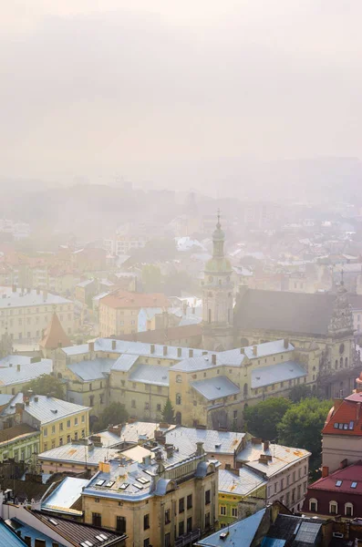Lwów, Ukraina - Panorama Starego Miasta w Mist — Zdjęcie stockowe