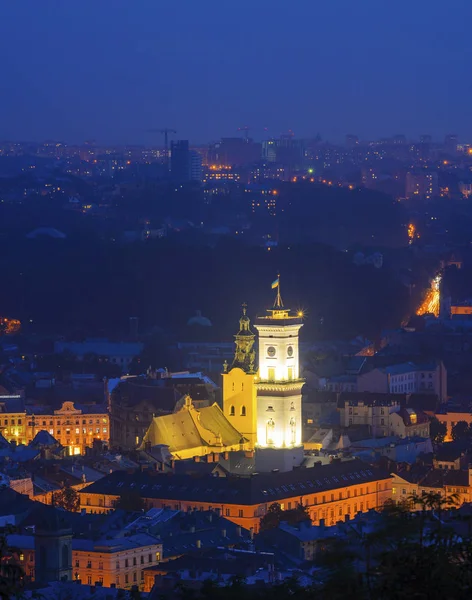Lwów, Ukraina - Wieczorny widok na Wieżę Ratuszową — Zdjęcie stockowe