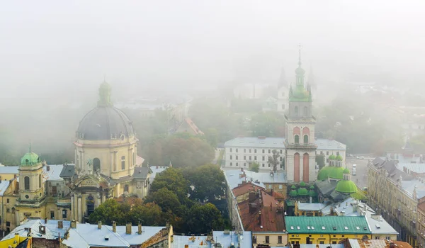 Lwów, Ukraina - Panorama Starego Miasta w Mist — Zdjęcie stockowe