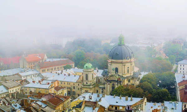 Lwów, Ukraina - Panorama Starego Miasta w Mist — Zdjęcie stockowe