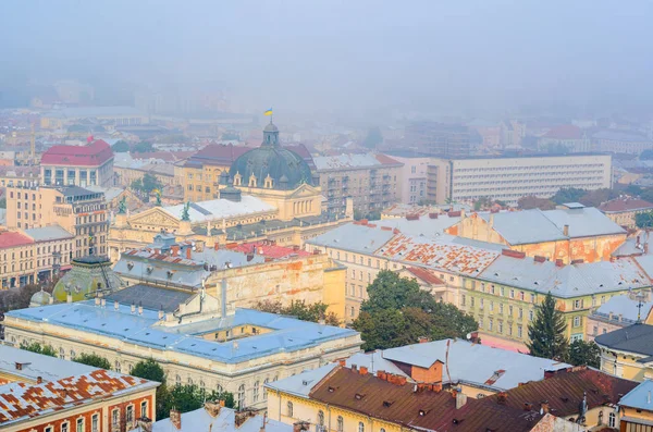 Lwów, Ukraina - panorama starego miasta o wschodzie słońca — Zdjęcie stockowe