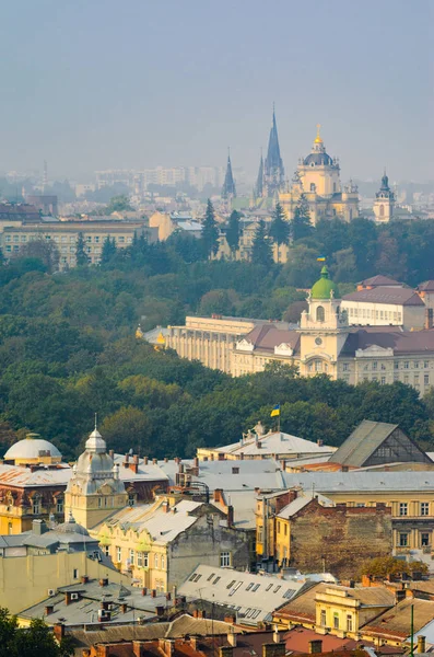 안개에 옛 도시 의 lviv, ukraine-panorama — 스톡 사진