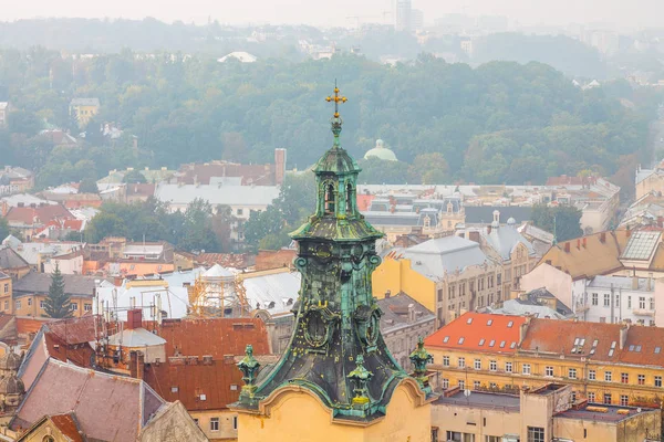 Lwów, Ukraina - Panorama Starego Miasta w Mist — Zdjęcie stockowe