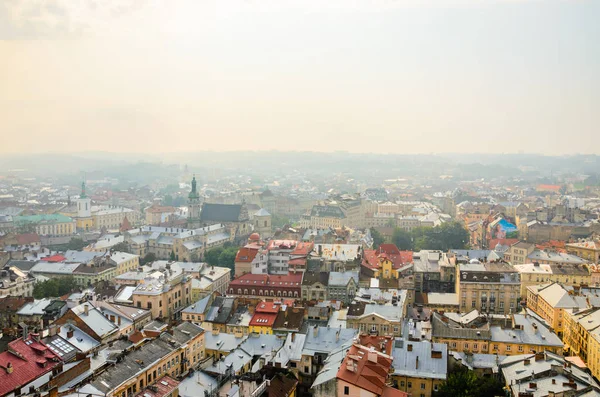 Lwów, Ukraina - panorama starego miasta o wschodzie słońca — Zdjęcie stockowe