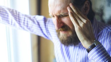 Migren krizi konsepti. Bulanık Arkaplan