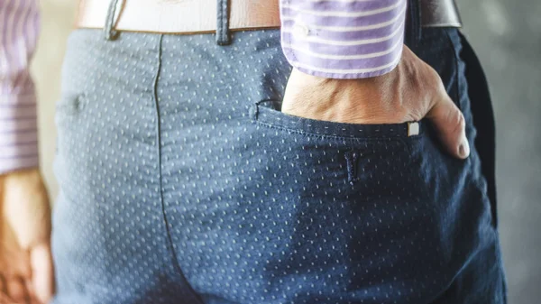 Mano del hombre en el bolsillo trasero sus pantalones con estilo — Foto de Stock