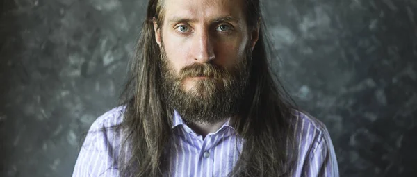 Retrato de um homem barbudo com cabelo longo fluindo — Fotografia de Stock