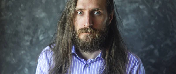 Retrato de um homem barbudo com cabelo longo fluindo — Fotografia de Stock