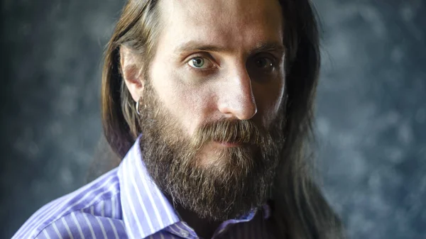 Portré egy szakállas ember hosszú folyású haj — Stock Fotó