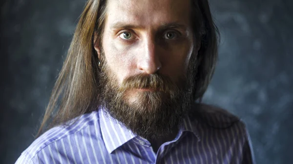 Retrato de um homem barbudo com cabelo longo fluindo — Fotografia de Stock