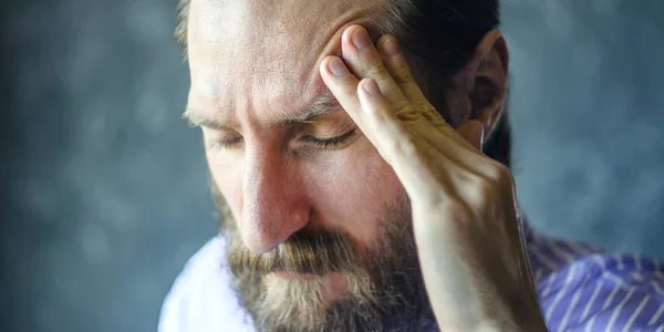 Homem Pensivo com Barba Massageia o Templo Esquerdo — Fotografia de Stock