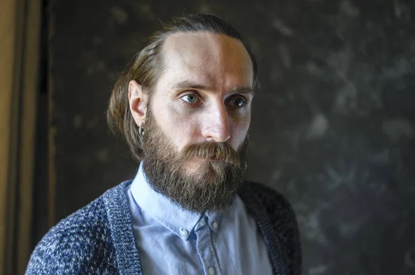 Töprengő szakállas férfi portré — Stock Fotó