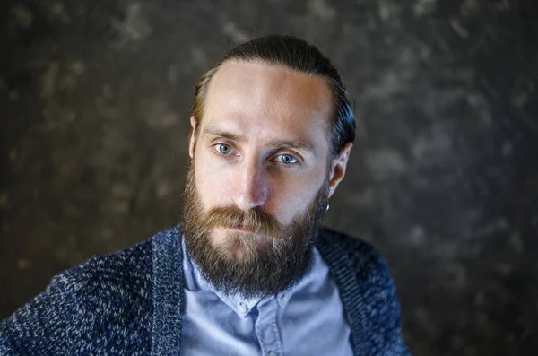 Retrato de homem barbudo pensivo — Fotografia de Stock