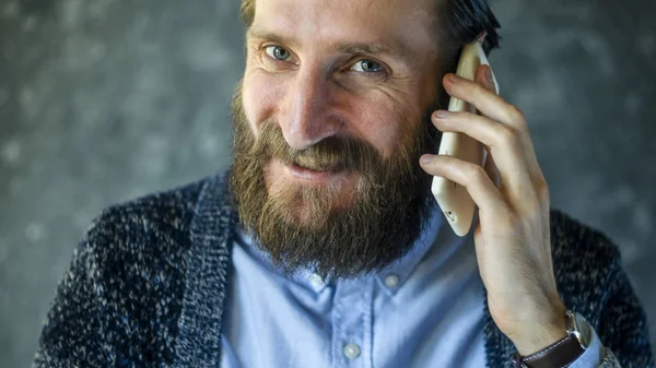 Heureux homme barbu Parler au téléphone . — Photo