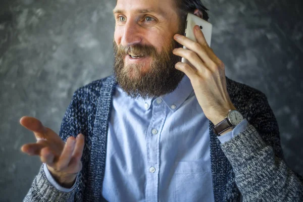 Felice barbuto uomo parlare al telefono . — Foto Stock