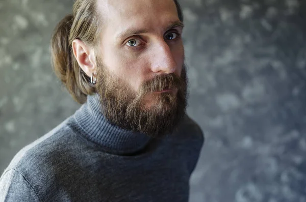 Retrato de homem barbudo cinza camisola de pescoço alto — Fotografia de Stock