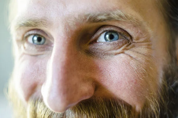 Homem com uma barba está falando e rindo de perto — Fotografia de Stock