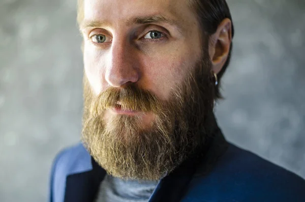 Retrato de homem barbudo em azul terno Blazer — Fotografia de Stock