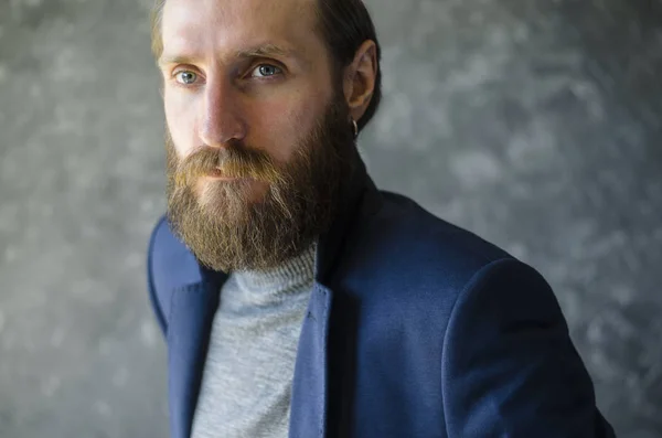 Retrato de homem barbudo em azul terno Blazer — Fotografia de Stock