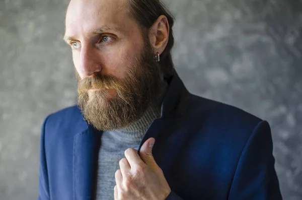 Retrato de homem barbudo em azul terno Blazer — Fotografia de Stock