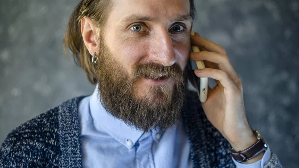 Happy Bearded Man Talk at Phone. — Stock Photo, Image