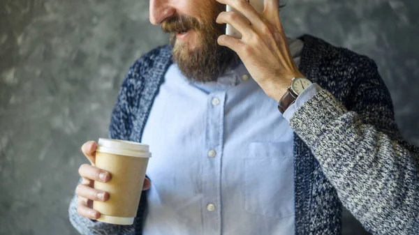 Heureux homme barbu Parler au téléphone . — Photo