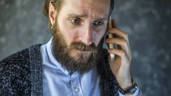 Uomo barbuto ricevuto cattive notizie per telefono — Foto Stock