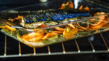 Sebzeli fırında uskumru balığı.