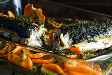 Sebzeli fırında uskumru balığı.