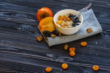 Kara Tahta Masa 'da Hurma ile yulaf ezmesi