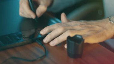 Dijital Draphics Tableti üzerinde çalışan İnsan Tasarımcısının Yakın Görüntüsü.