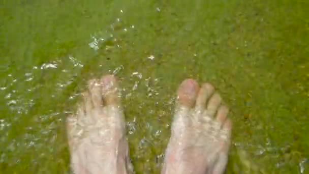 Mužské Nohy Stojící Písku Říční Vodě Bosý Muž Pohybuje Prsty — Stock video