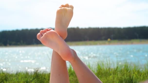 Plajda Dinlenen Genç Kadın Ayaklarına Yakın Çekim Kadın Göl Manzara — Stok video