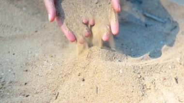 Kumsalda kumla oynayan bir kadın. - Kadın. Kol. Kumsal. Okyanus. Deniz. Sevgi. Kalp. Erkek