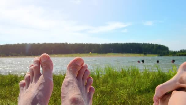Крупним Планом Молода Пара Ногами Розслабляється Пляжі Жінка Чоловіче Озеро — стокове відео