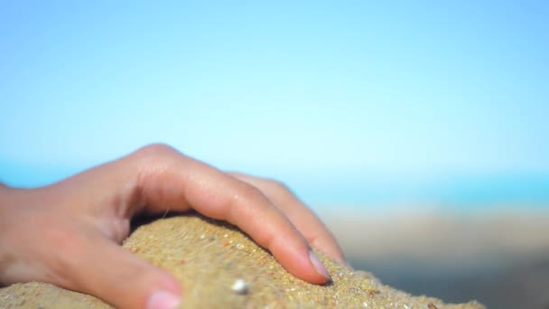 Hånd Closeup Frigive Sand Sandet Flyder Gennem Hænderne Mod Blåt – Stock-video