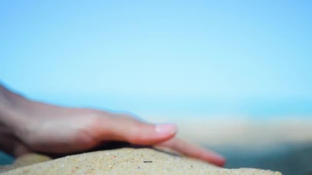 Hand Closeup Releasing Sand Sand Flows Hands Blue Ocean Summer — Stock Video