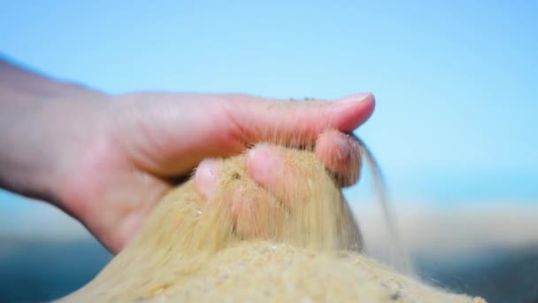 Hand Closeup Releasing Sand Sand Flows Hands Blue Ocean Summer — Stock Video