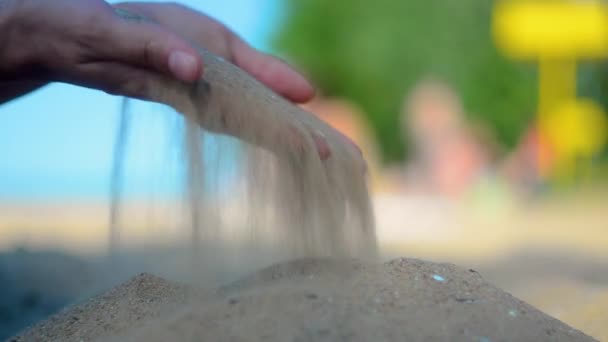 Hand Close Van Het Loslaten Van Zand Het Zand Stroomt — Stockvideo