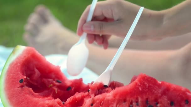Ung Kvinna Äter Vattenmelon Stranden Lycka Vila Stranden Hälsosam Livsstil — Stockvideo